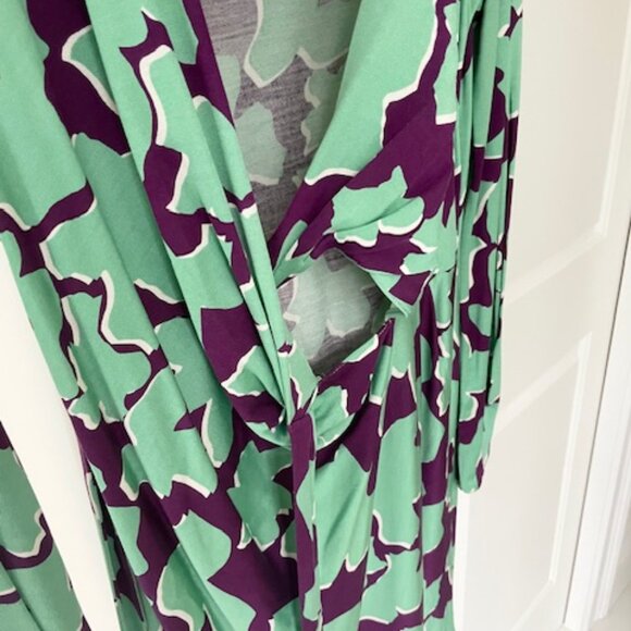 DVF Purple and Green Patterned Wrap Dress - 100% Silk, Size 8 - Picture 6 of 11